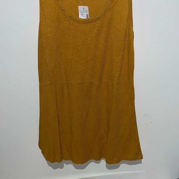 Maurices Tank Top Women's XS Mustard Sleeveless Ribbed Studded Scoop Neck NWT - Picture 2 of 7